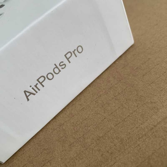 Brand new Apple earphones 2nd generation & wireless charging case - Picture 3 of 9